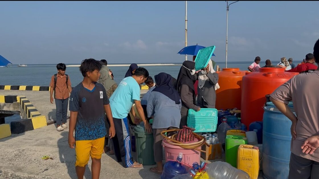 Dahaga Panjang Terjawab, Tangis Haru Niar dan Warga Pulau Ambo Terima Bantuan Air Bersih Kapolda