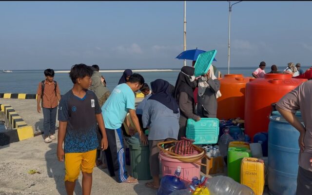 Dahaga Panjang Terjawab, Tangis Haru Niar dan Warga Pulau Ambo Terima Bantuan Air Bersih Kapolda