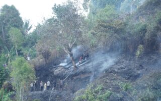 Kebun Warga di Bukit Kalubibing Terbakar, Polda Sulbar Gerak Cepat Padamkan Amukan Sijago Merah