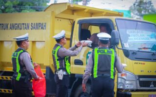 Jumat Berkah, Satlantas Polres Luwu Hadir di Jalan: Berbagi Rezeki, Mengingatkan Keselamatan