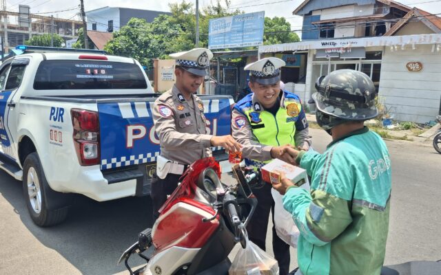 Polantas Polda Sulbar Berbagi, Hapus Lelah Pejuang Jalanan Mamuju