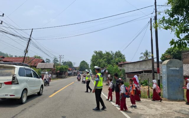 Polantas Polda Sulbar Hadir Jaga Langkah Pulang Para Pelajar