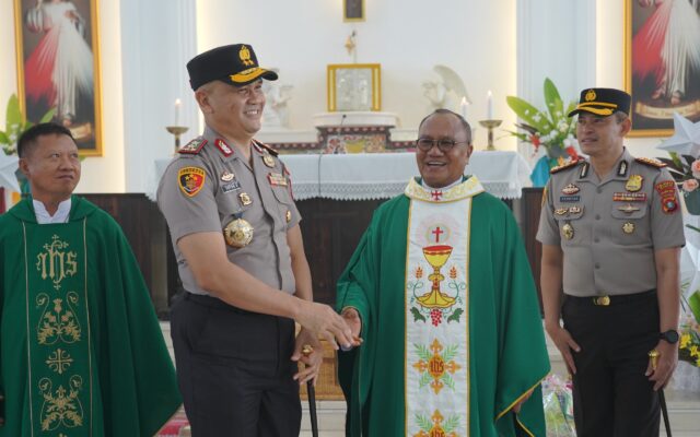 Merawat Persaudaraan di Hari Minggu, Kapolda Sulbar Sapa Jemaat Santa Maria: Mohon Doa agar Kami Amanah Melayani