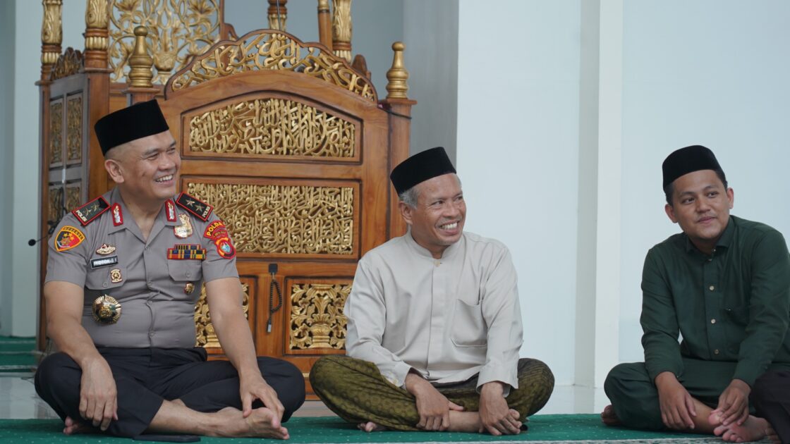 Sholat Dzuhur di Masjid Raya Suada, Kapolda Sulbar Silaturahmi dengan Imam dan Titip Doa untuk Tugas