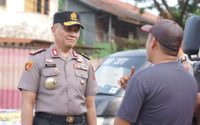 Kapolda Sulbar dan Jajaran Pejabat Utama Turun Langsung Atur Lalu Lintas dan Sapa Masyarakat