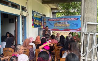 Blusukan ke Lorong Nelayan, Satgas Preemtif Ops Patuh Polda Sulbar Ajak Warga Pesisir Mamuju Sadar Lalu Lintas