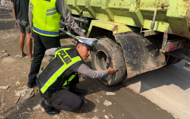 Polda Sulbar Gelar Ramcek Truk di Jalur Poros Mamuju-Topoyo, Sopir Diberi Edukasi Hingga Teguran Lisan Demi Keselamatan