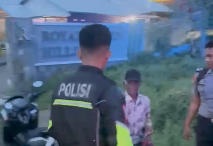 Kelelahan dan Sakit di Tengah Jalan, Seorang Kakek Dibantu Polisi Pakai Mobil Patroli ke Tasku